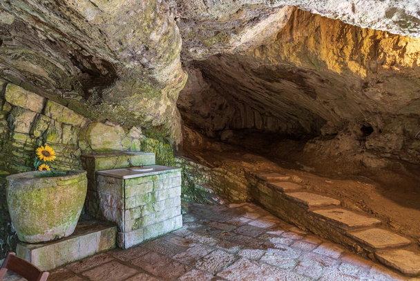 La Grotta di San Michele Arcangelo, reconstruida y ampliada en 1890 sobre los restos de la antigua iglesia. En ella el peregrino puede experimentar el vínculo entre el hombre y la naturaleza. - Foto, imagen