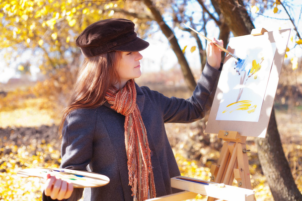 Tyttö paletti kädessä luonnoksia paperilla
 - Valokuva, kuva