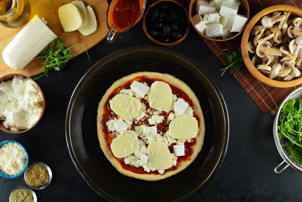 plan rapproché de délicieuses pizzas aux champignons - Photo, image