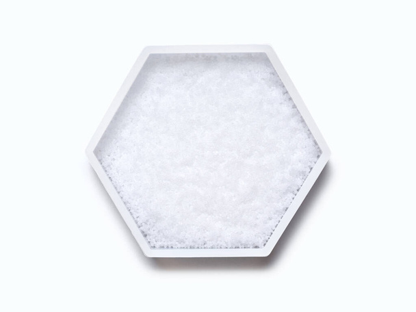Wodorotlenek sodu Pellety w sześciokątnym, molekularnym pojemniku na białym tle. Widok z góry - Zdjęcie, obraz