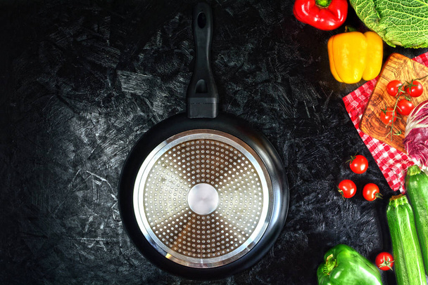 крупним планом знімок смачної сковороди з вегетаріанцями
 - Фото, зображення