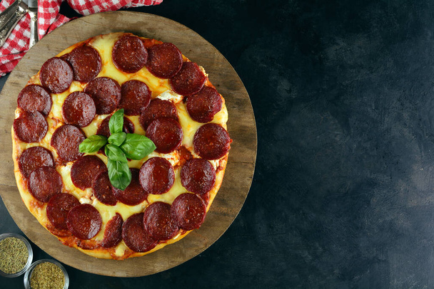 plan rapproché de délicieuses pizzas pepperoni  - Photo, image