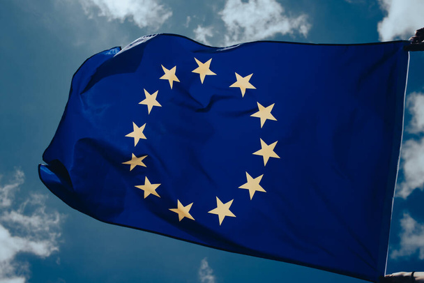 ondeando la bandera de la Unión Europea en el cielo azul. - Foto, Imagen
