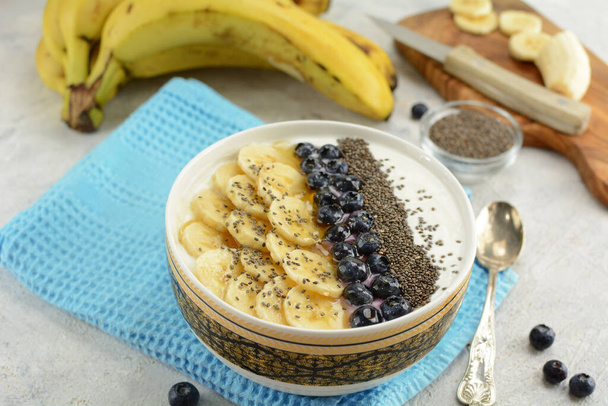 zblízka záběr lahodné řecké jogurt banán mísa - Fotografie, Obrázek