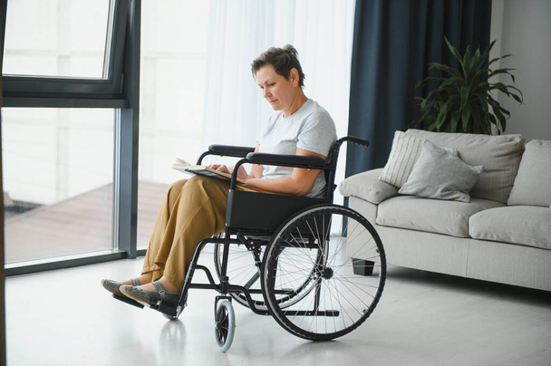 Senior woman on a wheelchair. - Foto, afbeelding