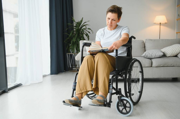 ανώτερος γυναίκα με αναπηρικό καροτσάκι. - Φωτογραφία, εικόνα