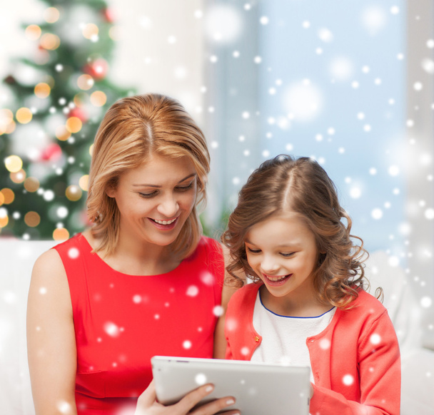 mother and daughter with tablet pc at home - Foto, Imagen