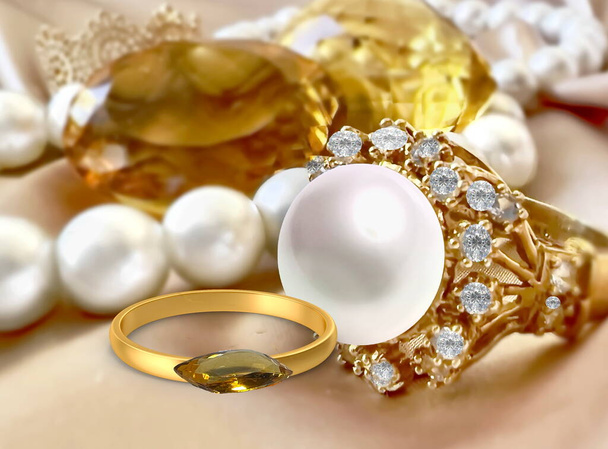  sieraden gouden ring natuurlijke gele citrien edelsteen en witte parel gouden ring met kristallen diamanten op witte achtergrond sieraden luxe vrouwen acessor - Foto, afbeelding