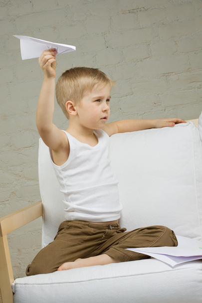 παιδί αγόρι με αεροπλάνο χαρτί - Φωτογραφία, εικόνα
