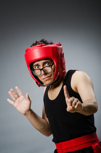 Смішний боксер з червоними рукавичками на темному тлі
 - Фото, зображення