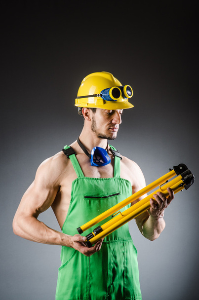 Homme bâtisseur musculaire déchiré avec des outils - Photo, image