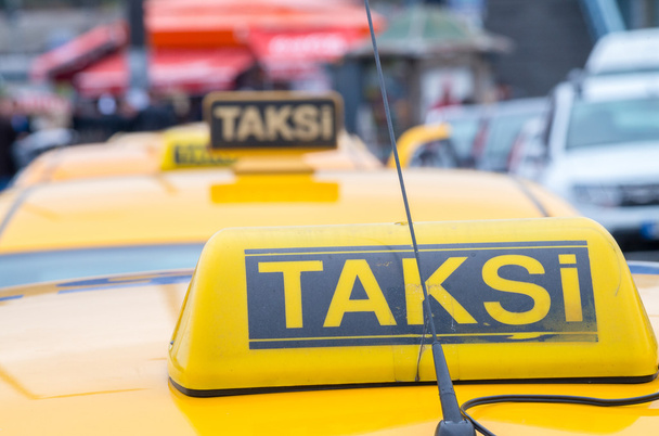 イスタンブールのイエローキャブをサインオン Taksi - 写真・画像
