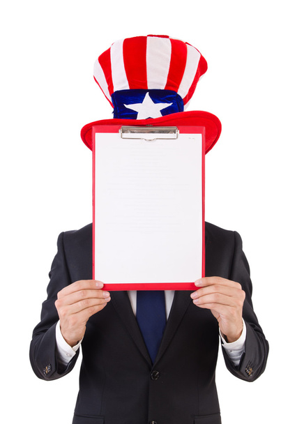 Zakenman draagt USA hoed met papier op wit - Foto, afbeelding
