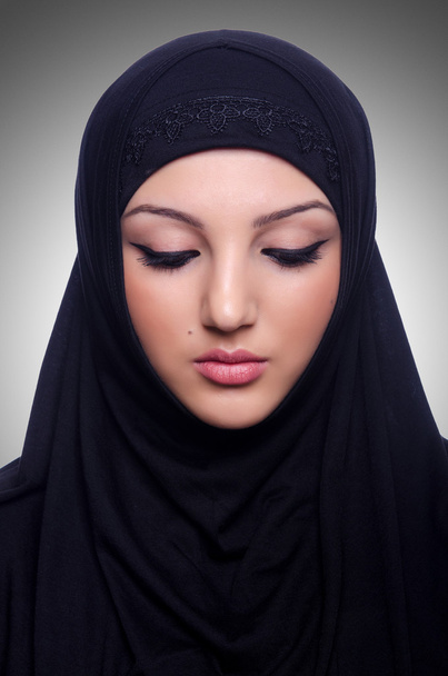 Mujer joven musulmana usando hijab sobre blanco - Foto, imagen