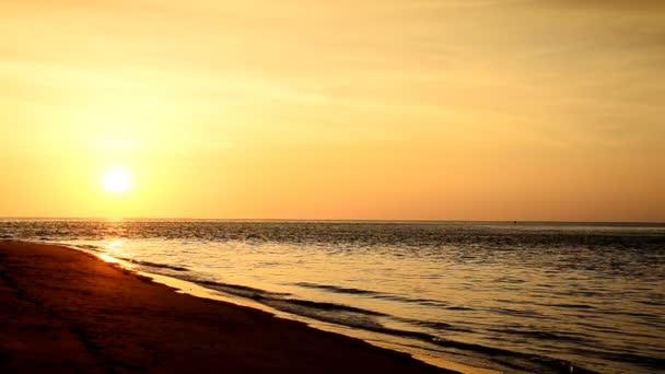 La ola en la playa en las tardes y puestas de sol
. - Imágenes, Vídeo