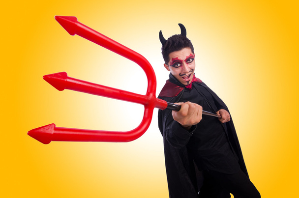 Uomo in costume diavolo nel concetto di Halloween - Foto, immagini