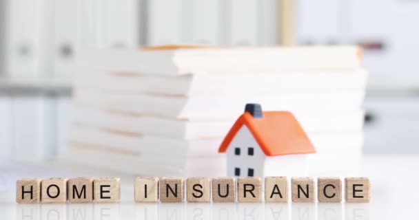 makelaar het invullen van home verzekeringsformulier en de verwerking van lening documenten close-up. Onroerend goed inspectie en verzekering taxatie concept - Video
