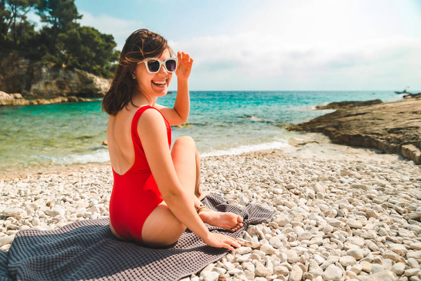 mujer sentada en manta en mar playa verano vacaciones concepto - Foto, imagen
