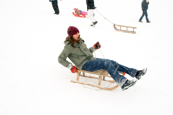 chica disfruta trineo en invierno en hermosa nieve blanca
 - Foto, Imagen