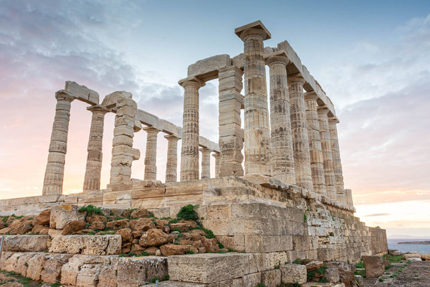 The Temple of Poseidon at Cape Sounion at sunset, over the Aegean Sea in Greece - Foto, immagini