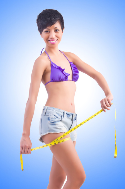 Femme en bikini dans le concept de régime alimentaire
 - Photo, image