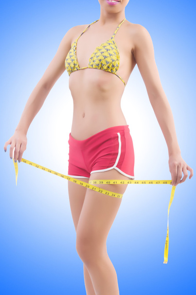 Mujer en bikini en concepto de dieta aislada en blanco - Foto, Imagen