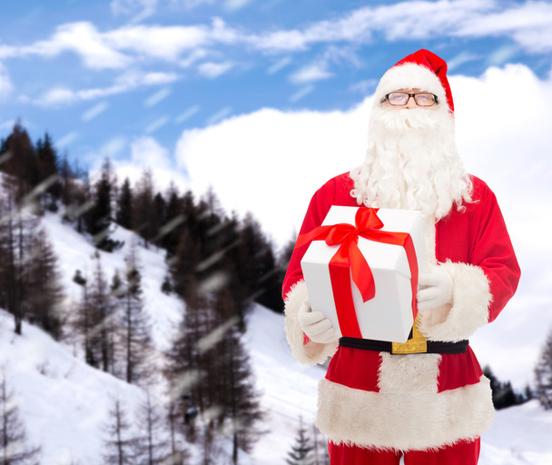 man in costume of santa claus with gift box - Foto, Imagem