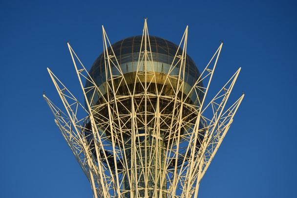 A cúpula da torre de Baiterek
 - Foto, Imagem