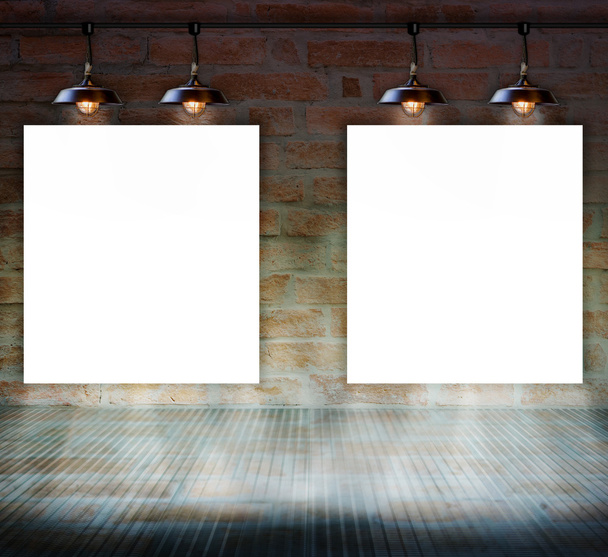 Marco en blanco en la pared de ladrillo con piso de vidrio para el mensaje de información
 - Foto, imagen