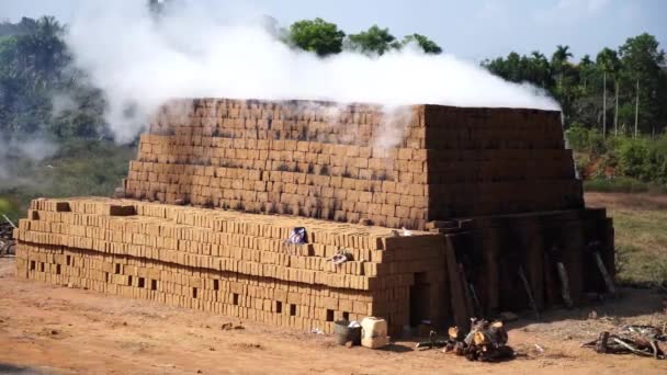 Сушка и сжигание кирпичей из глины с дровами, традиционным способом - Кадры, видео