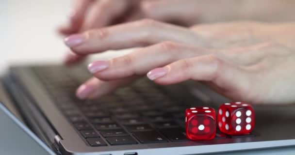 Ruce obchodníka, který píše na klávesnici s červenými kostkami. Online hazardní hry a kasino koncept - Záběry, video