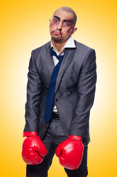Malamente golpeado empresario con guantes de boxeo - Foto, Imagen