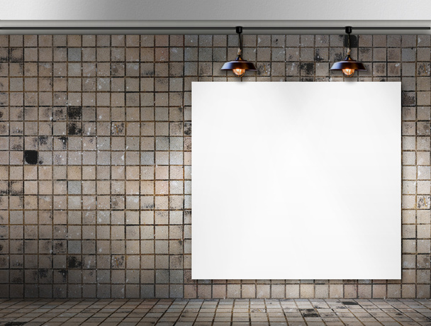 Quadro em branco com lâmpada de teto na sala de telha suja
 - Foto, Imagem