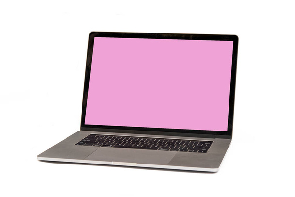 Макет ноутбука на білому тлі з порожнім екраном і простором для копіювання
. - Фото, зображення