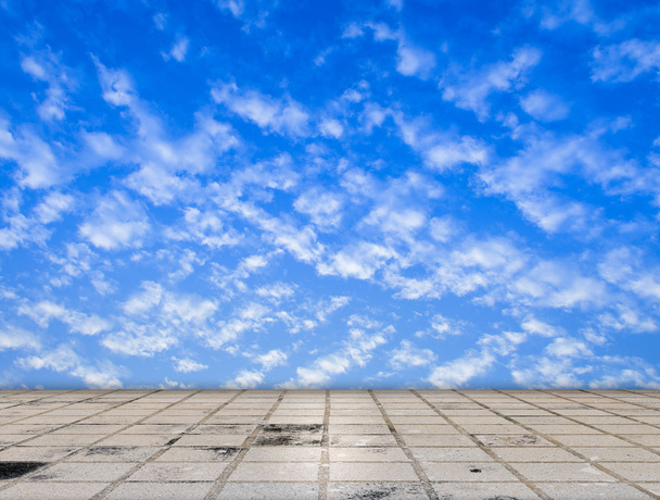 pavimentación suelo de baldosas con nubes y cielo azul
 - Foto, Imagen