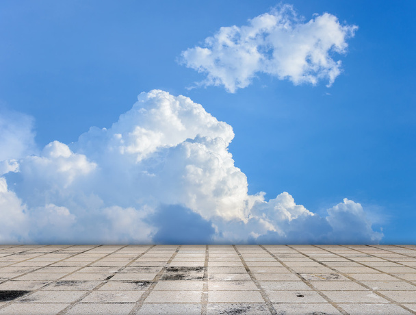 pavimentación suelo de baldosas con nubes y cielo azul
 - Foto, imagen