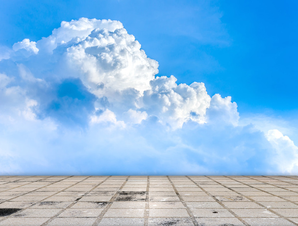 Fliesenboden mit Wolken und blauem Himmel - Foto, Bild