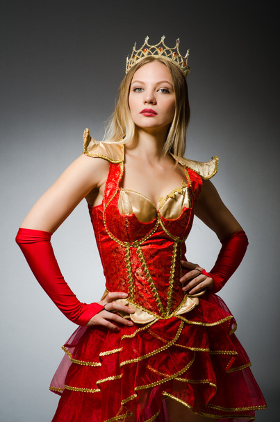 Reina en traje rojo
 - Foto, Imagen