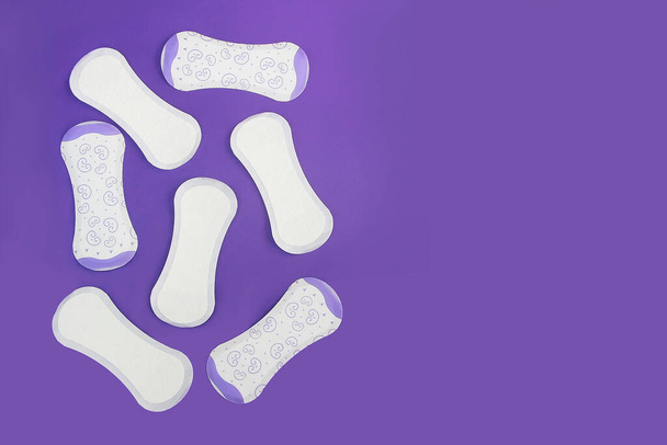 женские гигиенические ежедневные прокладки для секреции на фиолетовом фоне очень peri - Фото, изображение