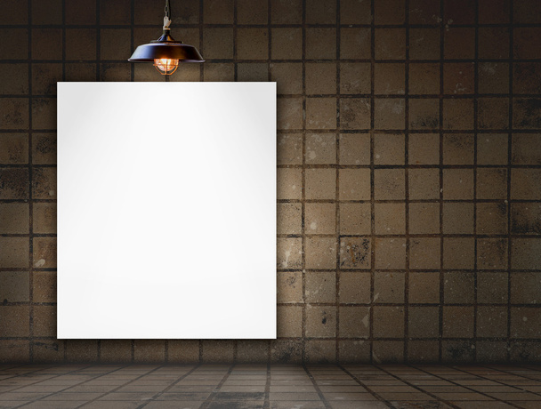 Marco en blanco en la pared del azulejo para el mensaje de información
 - Foto, imagen
