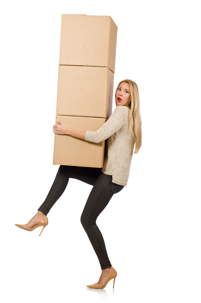 Женщина с коробками переезжает в новый дом
 - Фото, изображение