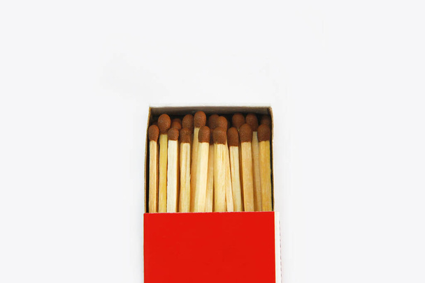 wooden yellow matches with sulfur for ignition in a paper box - Foto, Bild
