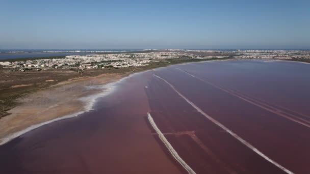 Luftaufnahme des rosafarbenen Sees von Las Salinas, Torrevieja Stadtbild und das Mittelmeer, Costa Blanca Provinz Alicante Spanien - Drohnenaufnahme - Horizontales 4K Video - Filmmaterial, Video