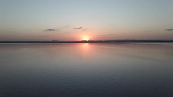 Kaunis auringonlasku yli rauhallinen järvi Las Salinas de Torrevieja Alicanten maakunnassa Espanjassa. Laaja laukaus - Vaaka 4K video - Materiaali, video
