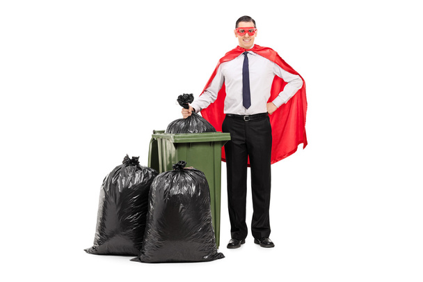 ゴミ箱のそばにスーパー ヒーロー立ってすることができます。 - 写真・画像