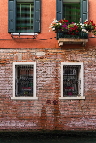 charming and picturesque facade of an old building in Venice, Italy  - Valokuva, kuva