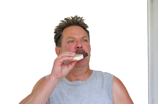 Человек ест лёд
 - Фото, изображение