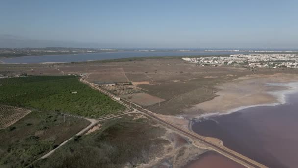 Πανοραμική άποψη του Las Salinas Salt Lake Of Torrevieja Στην Costa Blanca, Ισπανία - εναέρια λήψη drone - Οριζόντια βίντεο 4K - Πλάνα, βίντεο