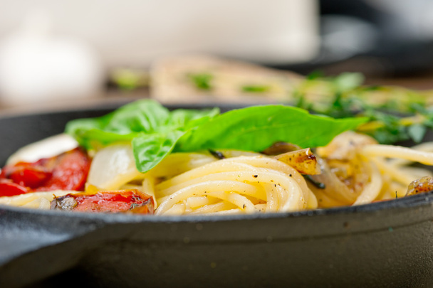 спагетти с помидорами черри и базиликом
  - Фото, изображение