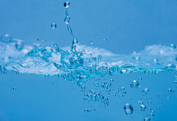 Νερό και φυσαλίδες αέρα πάνω από λευκό φόντο με χώρο για κείμενο - Φωτογραφία, εικόνα